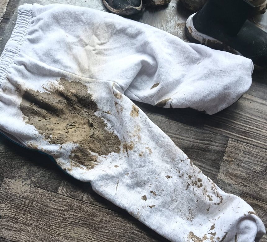 FOTO Mai are sens sa trimitem copiila scoala Strigatul disperat al unei mamici dintr un sat din Botosani prinsa in noroaie alaturi de cei mici