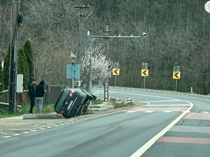 FOTO Masina rasturnata pe drumul Botosani Suceava Un VW a cazut in rigola de beton