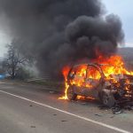 FOTO O masina a prins foc dupa un accident rutier Doua persoane au fost transportate la spital