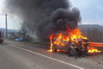FOTO O masina a prins foc dupa un accident rutier Doua persoane au fost transportate la spital