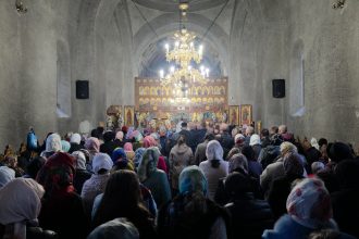 FOTO Sute de credinciosi in rugaciune la hramul bisericii Izvorul Tamadurii din Botosani