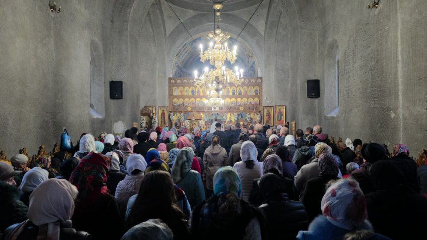FOTO Sute de credinciosi in rugaciune la hramul bisericii Izvorul Tamadurii din Botosani