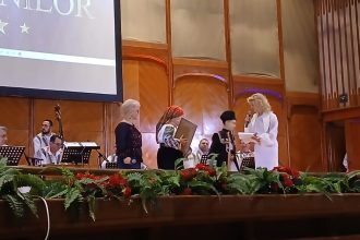 FOTO VIDEO O artista renumita din Botosani premiata la Palatul Parlamentului in cadrul unei gale speciale Traditiile Romanilor