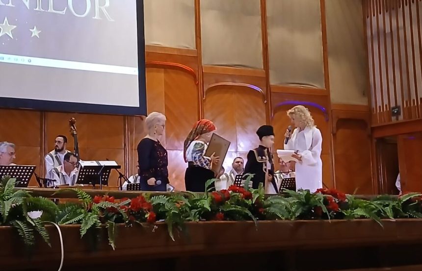 FOTO VIDEO O artista renumita din Botosani premiata la Palatul Parlamentului in cadrul unei gale speciale Traditiile Romanilor