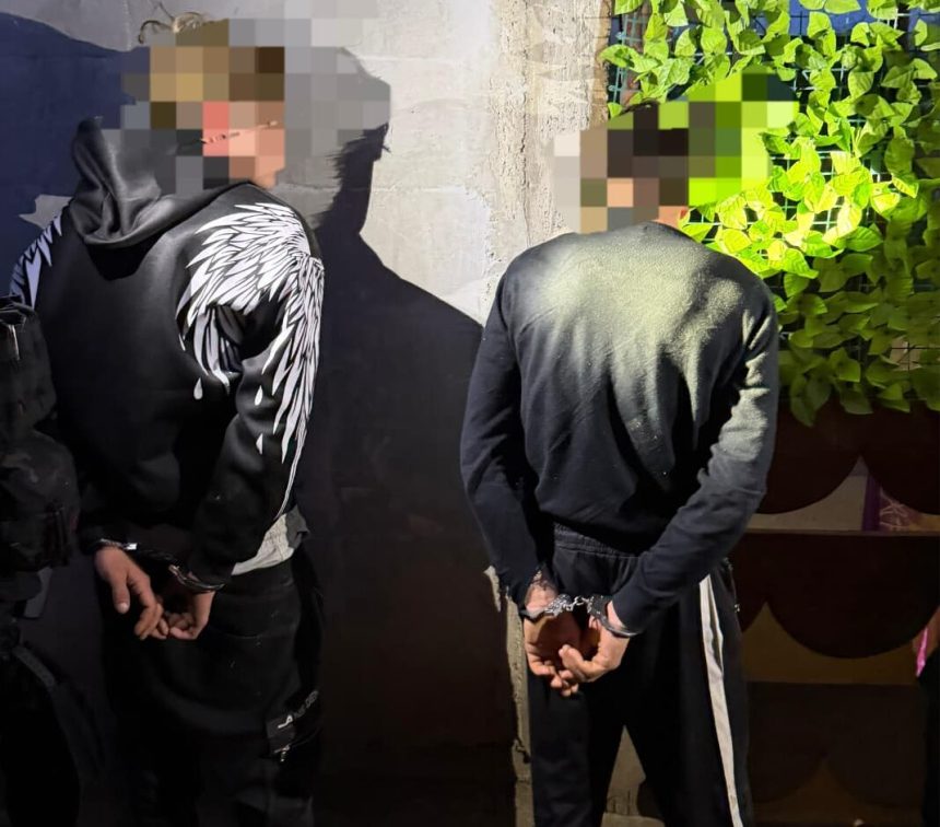 FOTO VIDEO Perchezitii in judetul Botosani Doi tineri au fost arestati