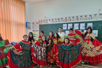 FOTO Ziua Internationala a Romilor celebrata de elevii a trei scoli din judetul Botosani