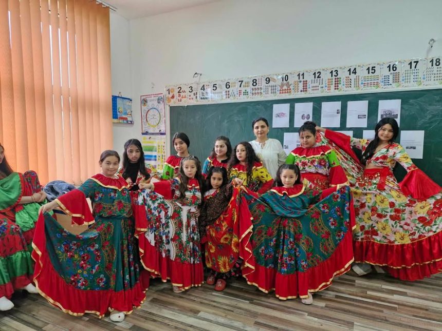 FOTO Ziua Internationala a Romilor celebrata de elevii a trei scoli din judetul Botosani