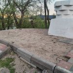 FOTOGRAFIE Noaptea ca hotii la 100 de metri de Politie Pavelele din parc sunt furate la Dorohoi