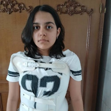 Lupta unei fetite de 13 ani pentru a respira Sara duce o povara grea