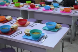 Mancare calda pentru elevii dintr o comuna din Botosani Primaria organizeaza o licitatie de peste 700000 lei