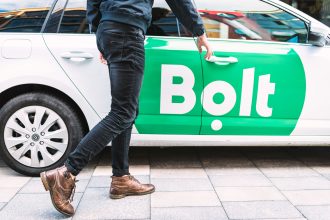 Sofer Bolt din Botosani agresat de un client din cauza muzicii din masina acesta i a vandalizat si autoturismul