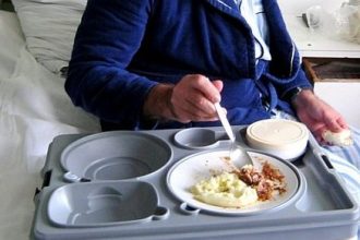 Sute de botosaneni vor sarbatori Pastele in spital Vor beneficia de un meniu special de sarbatoare