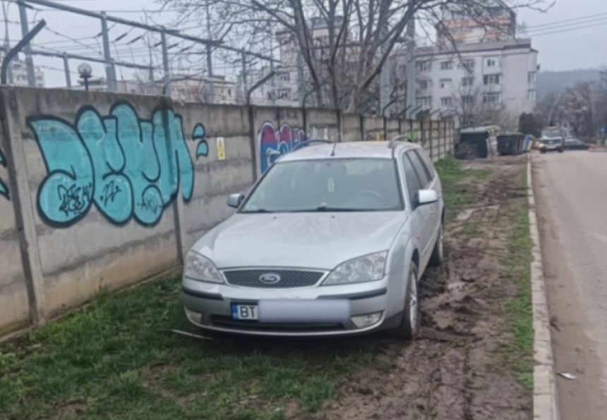 Un sofer din Botosani si a pierdut masina dupa ce a transformat spatiul verde in parcare
