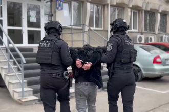 Un tanar l a batut pe un barbat si i a vandalizat masina Botosaneanul a fost retinut de politie
