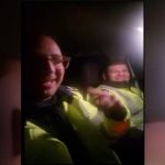 VIDEO Doi politisti s au filmati cantand manele in vehiculul de serviciu imbracati in uniforma Sa vina permiselesa sara permisel