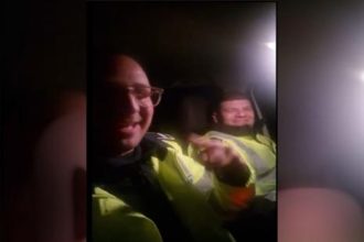 VIDEO Doi politisti s au filmati cantand manele in vehiculul de serviciu imbracati in uniforma Sa vina permiselesa sara permisel