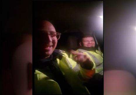 VIDEO Doi politisti s au filmati cantand manele in vehiculul de serviciu imbracati in uniforma Sa vina permiselesa sara permisel