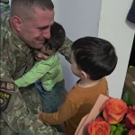 VIDEO Iti va frange inima Momentul in care un militar din Botosani se intoarce acasa din misiune Tata sa nu mai pleci da
