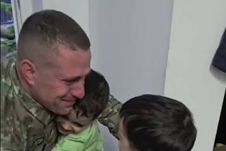 VIDEO Iti va frange inima Momentul in care un militar din Botosani se intoarce acasa din misiune Tata sa nu mai pleci da