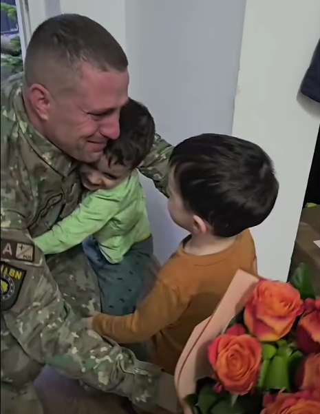 VIDEO Iti va frange inima Momentul in care un militar din Botosani se intoarce acasa din misiune Tata sa nu mai pleci da