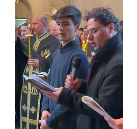 VIDEO Managerul Operelor Nationale din Iasi canta alaturi de enoriasii la o biserica din Botosani in Noaptea Invierii