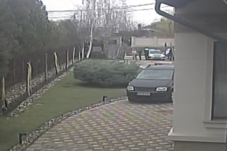 VIDEO Se ntampla la Botosani Trei persoane au patronat in curtea unui necunoscut pentru a scapa de politisti Cum s a incheiat totul