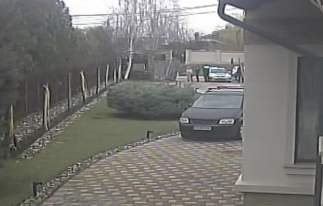 VIDEO Se ntampla la Botosani Trei persoane au patronat in curtea unui necunoscut pentru a scapa de politisti Cum s a incheiat totul
