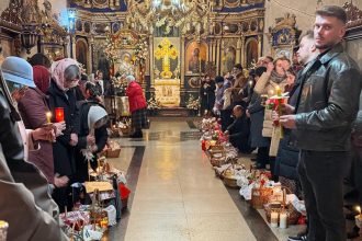 VIDEOBucate binecuvantate inainte de masa de Paste Obiceiul sfintirii cosurilor pastrat cu sfintenie la Botosani