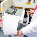 Zeci de cabinete de medicina de familie din zone defavorizate vor fi echipate cu aparatura medicala moderna inscrierile se incheie pe 15 mai