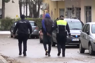 foto barbat din botosani retinut de poliisti si dus la sediul ipj pentru audieri