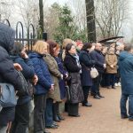 foto la stingerea unui profesor din botosani care a educat zeci de generatii de elevi elevi si profesori i au adus un ultim omagiu