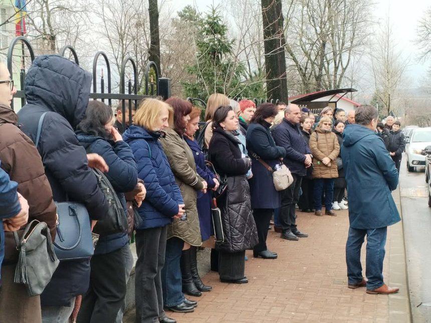 foto la stingerea unui profesor din botosani care a educat zeci de generatii de elevi elevi si profesori i au adus un ultim omagiu