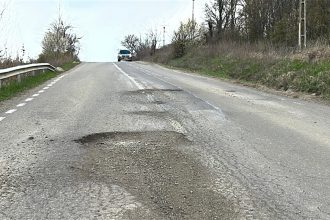 video foto starea placara a unui drum judetean din botosani ii nemultumeste pe soferi nu te mai poti feri de gropi