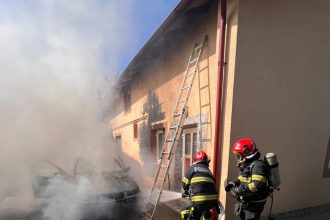 FOTO O masina a ars astazi in judetul Botosani Un tanar de 20 de ani a fost transportat la spital