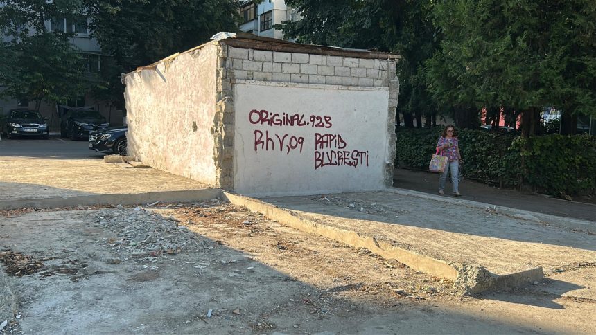 FOTO Proprietarii de garaje din Botosani au decis sa demoleze construciile dupa ce Primaria nu le a prelungit concesiunea