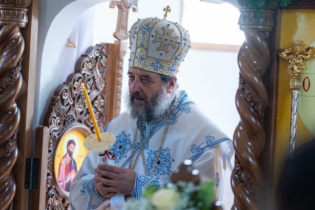 PS Nichifor Botoseanu va oficia la o biserica din Botosani