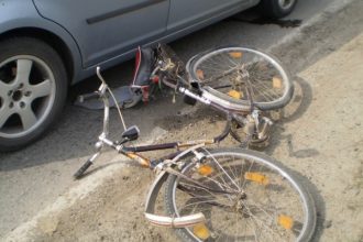 Accident intr o localitate din Botosani Un biciclist baut a lovit o masina parcata