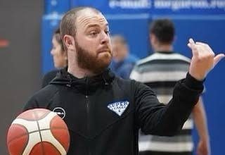 Antrenorul originar din Botosani care a preluat conducerea nationalei de baschet a Romaniei De asemenea este antrenorul echipei Chicago Bulls din NBA