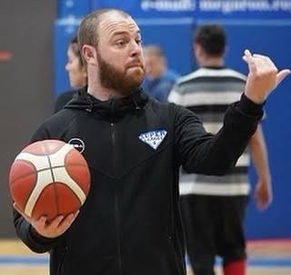 Antrenorul originar din Botosani care a preluat conducerea nationalei de baschet a Romaniei De asemenea este antrenorul echipei Chicago Bulls din NBA