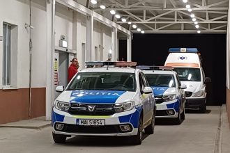 Botosanean scos din masina de politisti si transportat direct la spital