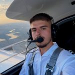 Bunicii erau la poarta si priveau spre cer Povestea emotionanta a lui Raul tanarul din Botosani care s a intors acasa la comenzile unui avion
