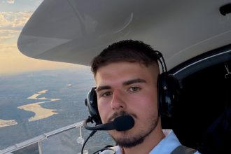 Bunicii erau la poarta si priveau spre cer Povestea emotionanta a lui Raul tanarul din Botosani care s a intors acasa la comenzile unui avion