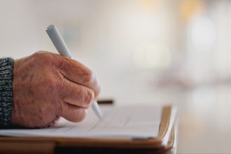 Cea mai curajoasa bunica din Botosani A sustinut examenul de bacalaureat la 69 de ani Nu am mai vazut asa ceva pana acum