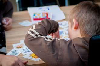 Copii cu dizabilitati din centrele din Botosani lasati fara haine si jucarii de institutiile care aveau responsabilitatea de a i proteja