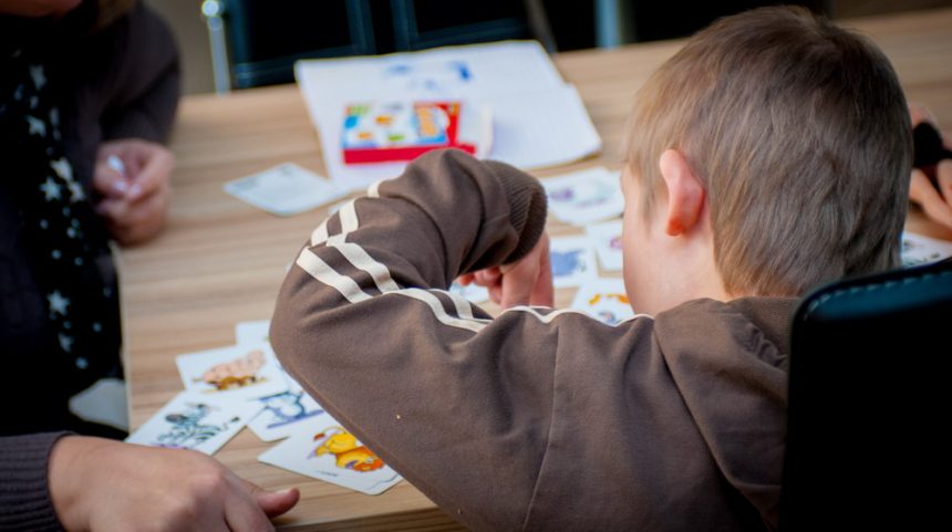 Copii cu dizabilitati din centrele din Botosani lasati fara haine si jucarii de institutiile care aveau responsabilitatea de a i proteja