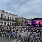 Cozmita Lascarache si actorii Teatrului Mihai Eminescu prezinta un spectacol inedit astazi in Centrul Istoric