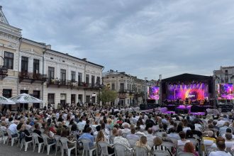 Cozmita Lascarache si actorii Teatrului Mihai Eminescu prezinta un spectacol inedit astazi in Centrul Istoric
