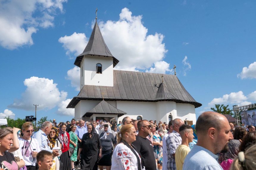 Credinciosii pot trece prin Sfantul Altar al bisericii sfintite de la Leorda pana vineri