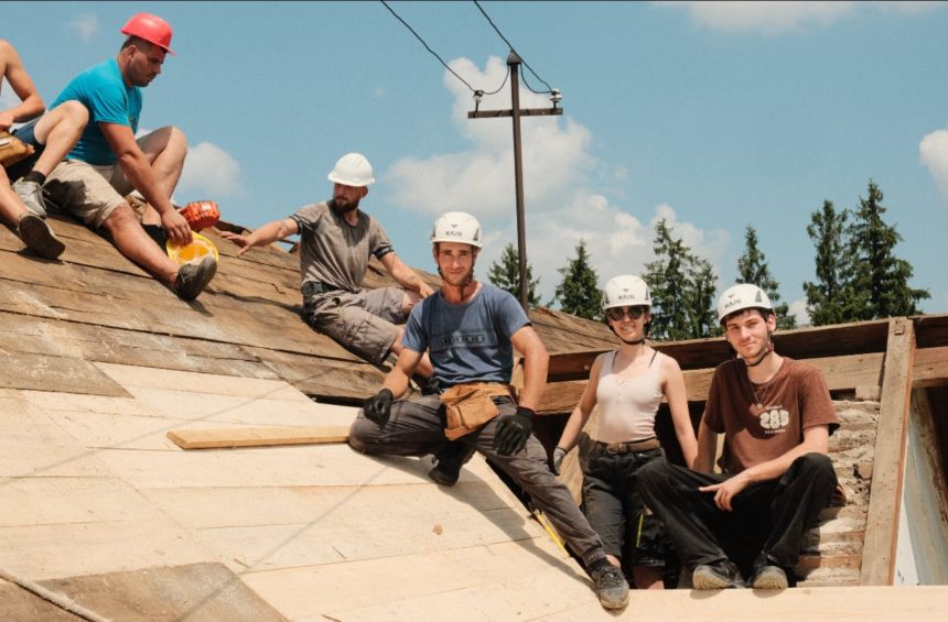 Cum incerca cativa oameni sa salveze o scoala dintr un sat din Botosani construita acum mai bine de 100 de ani in timpul lui Spiru Haret