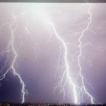 Doi barbati au fost electrocutat de trasnet